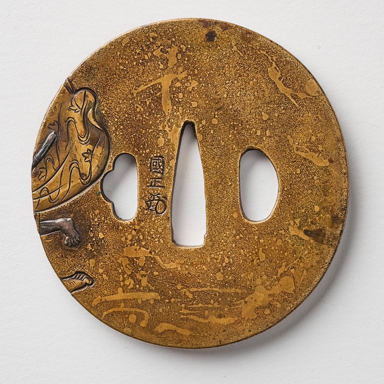 Tsuba, brons. Japan, Meiji (1868-1912). Signed.