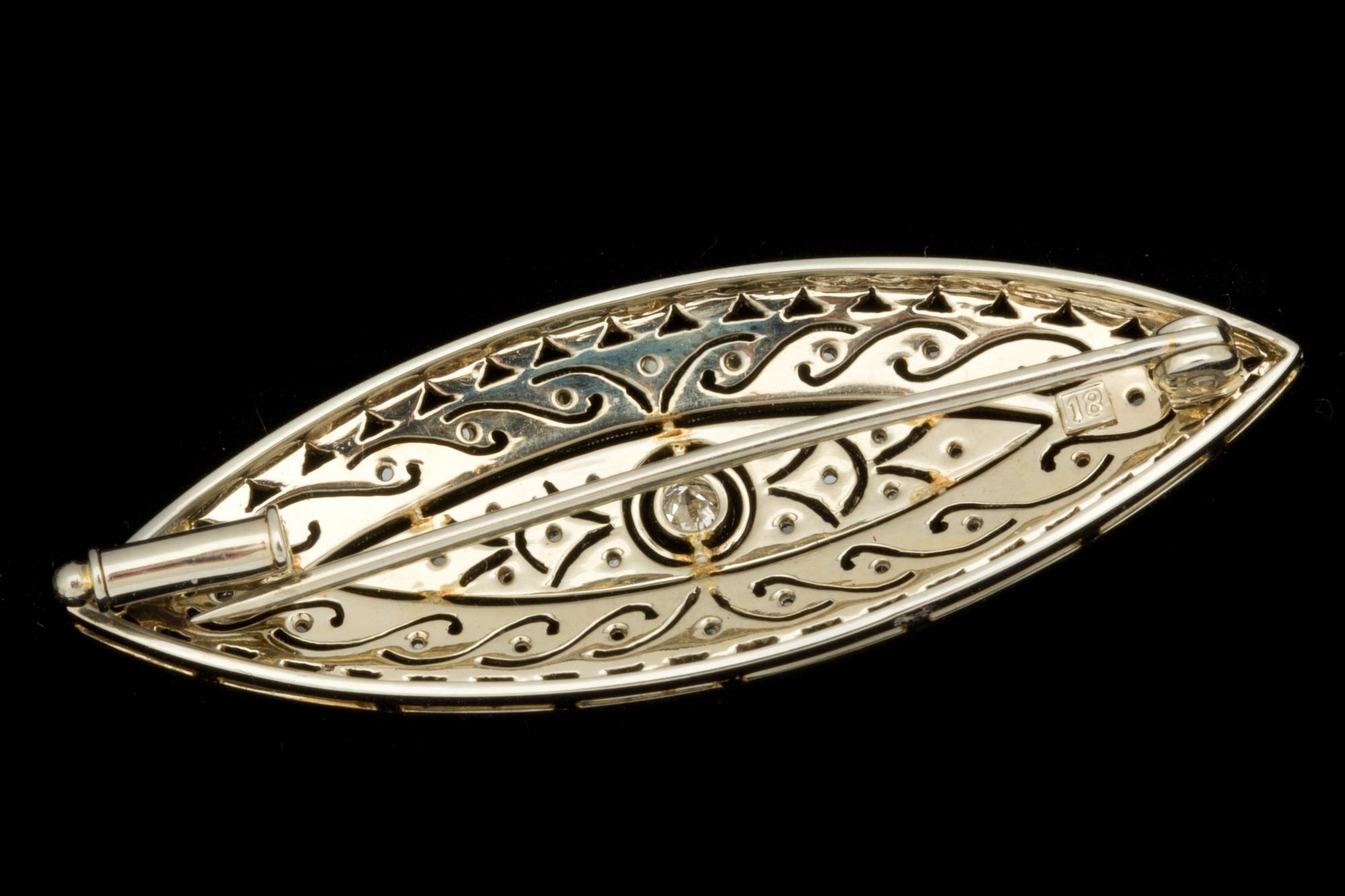 BROSCH, 18 k guld med gammalslipad diamant ca 0,05 ct samt rosenslipade diamanter. Vikt ca 6 g.