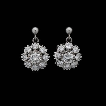132. A pair of brilliant cut diamond earrings, tot. app. 1.40 ct.