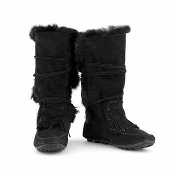 YVES SAINT LAURENT, a pair of black leather and fur moccasin boots, size 39.