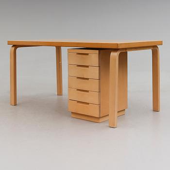 BORD MED HURTS, Alvar Aalto, Artek, 1900-talets andra hälft.