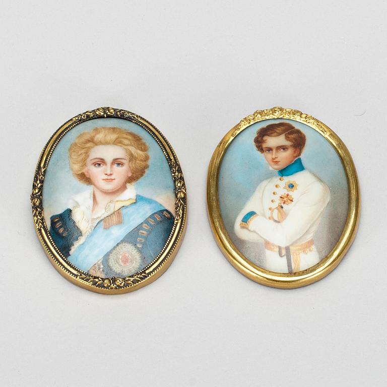 MINIATYRER, 2 st, på porslin. En föreställande Gustaf Mauritz Armfelt, 1900-tal.