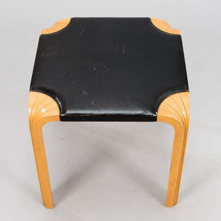 ALVAR AALTO, en pall, modell X 602, Artek, sent 1900-tal. Formgiven 1954.