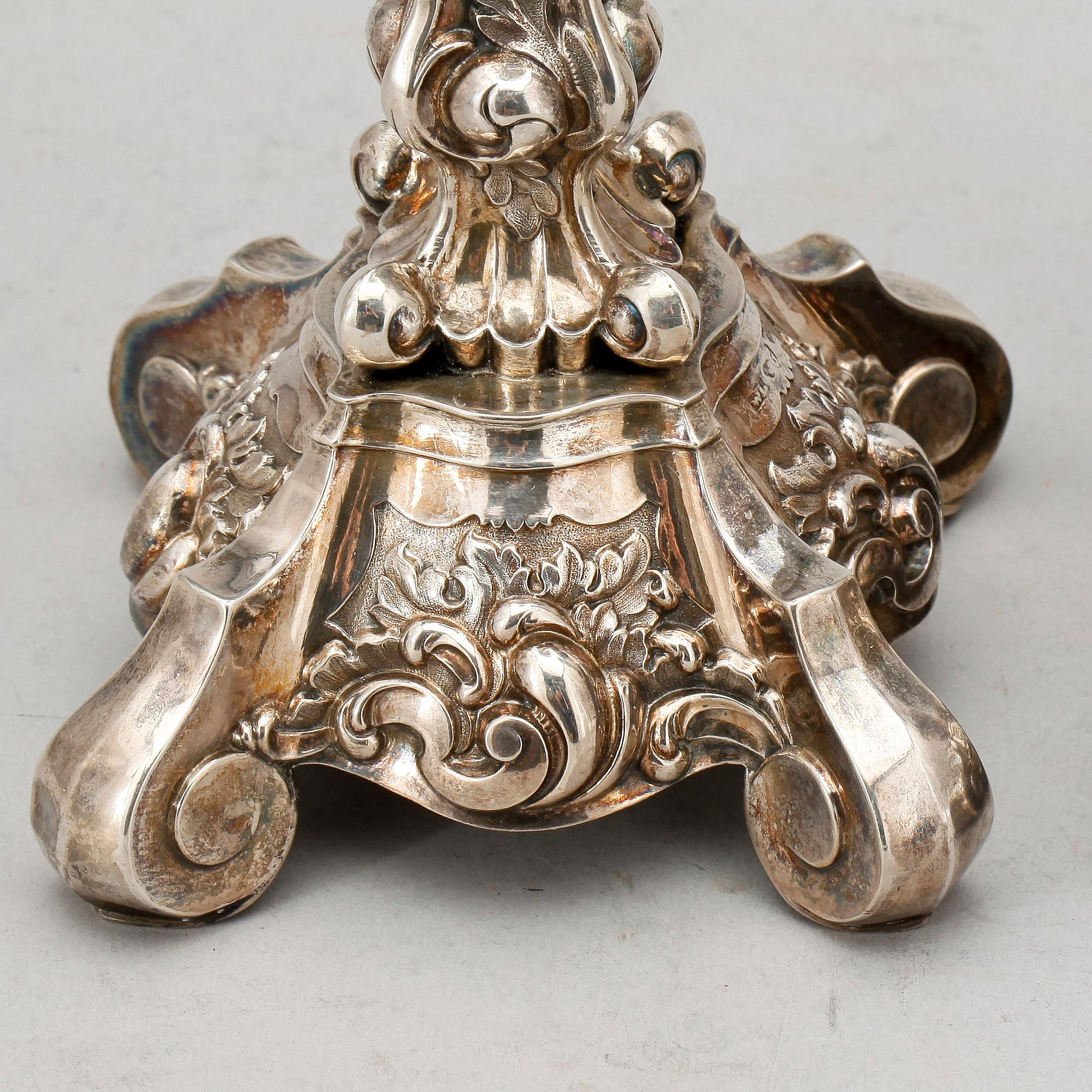 LJUSSTAKAR, ett par. Silver. Nyrokoko. William Lyon, Göteborg 1850.
