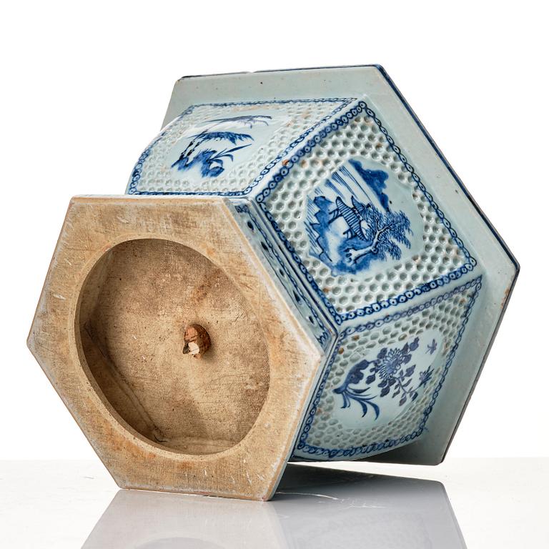 A blue and white flower pot, Qing dynasty, 19th Century.