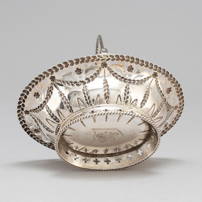 An English 18th century silver sweet meat basket, mark of Richard Meach, London 1773.