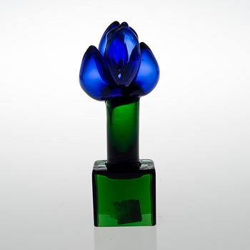 A GLASS SCULPTURE. Iris. Signed O. T, Nuutajärvi Nuutajärvi. Late 1960s.