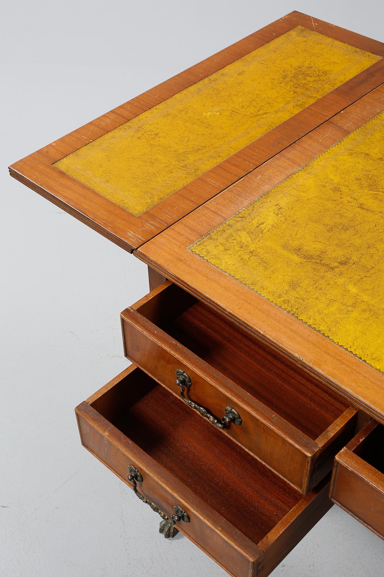 SKRIVBORD, engelsk stil, 1900-talets andra hälft.