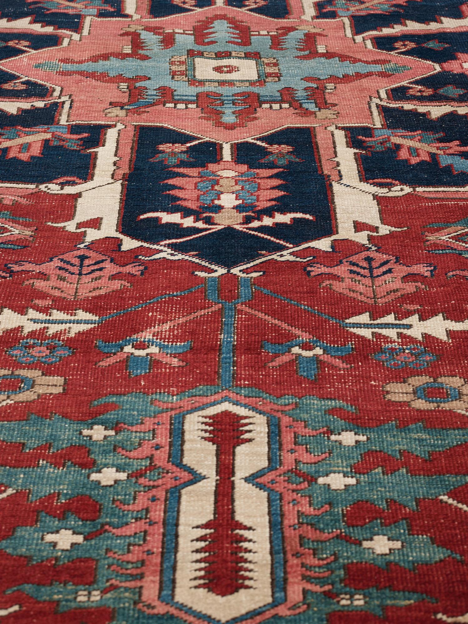 CARPET Antique Heriz. 389,5 x 290 cm.