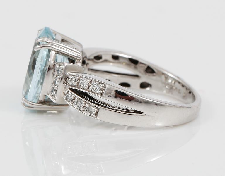 RING, akvamarin samt diamanter totalt ca 0,20 ct.
