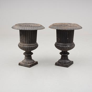 TRÄDGÅRDSURNOR, 1 par, gjutjärn. 1900-tal.