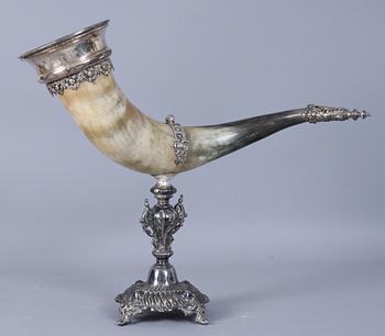 DRYCKESHORN, nysilver samt ben, 1800-talets andra hälft, stmplad "JMJ"?.