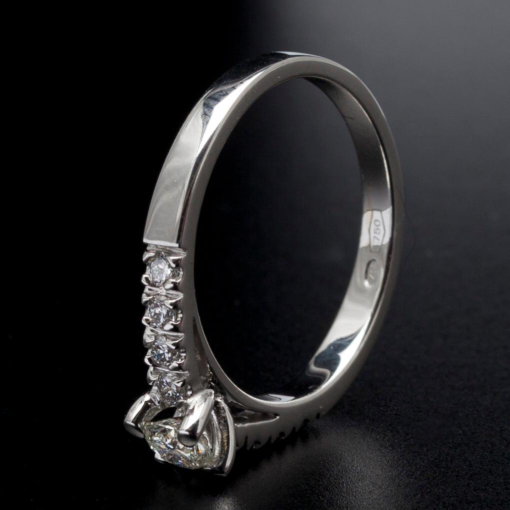 RING, vitguld 18K, briljantslipade diamanter, mittsten 0,30 ct, sidostenar tot. 0,16 ct. Vikt 5,1 g. Intyg.