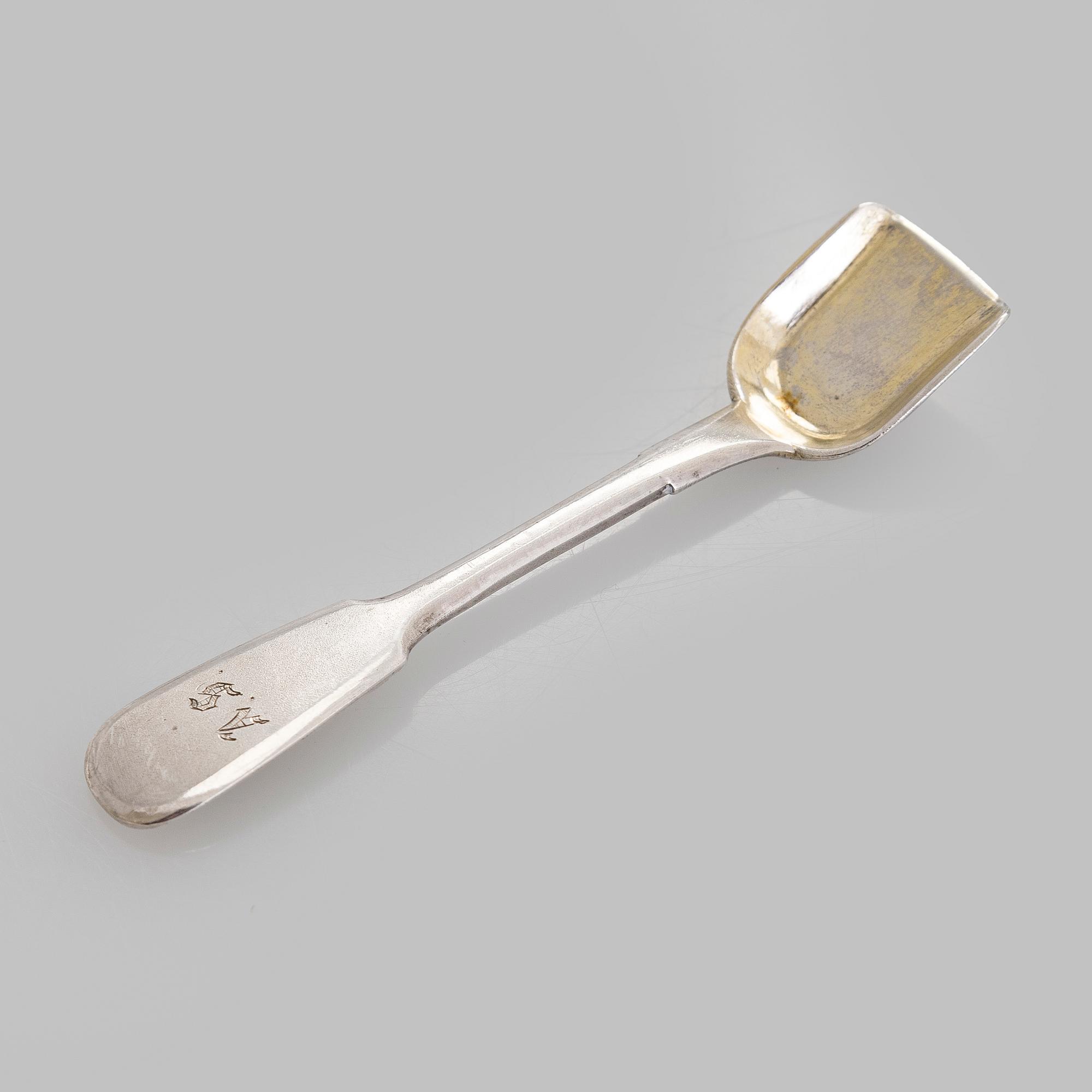 Bägare och saltkar med sked, silver, Ryssland.