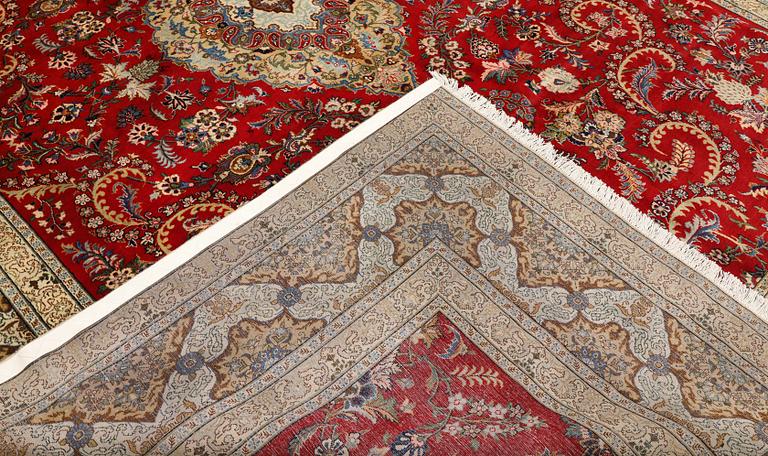 A Keshan carpet, approx. 415 x 300 cm.