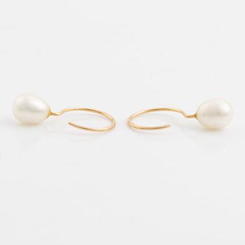 A pair of earrings 18K gold with cultured freshwater pearls.