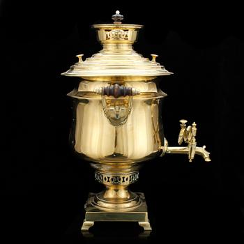 SAMOVAR på BRICKA, mässing, Ryssland, omkring sekelskiftet 1800/1900-tal.