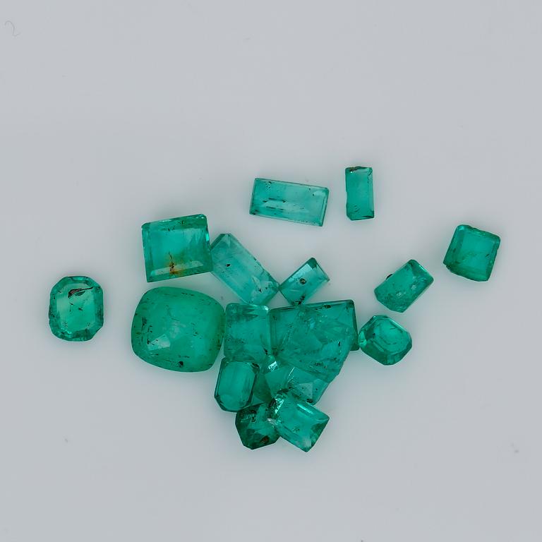 PARTI SMARAGDER, 18 st, olika slipningar. Vikt ca 4,65 ct.