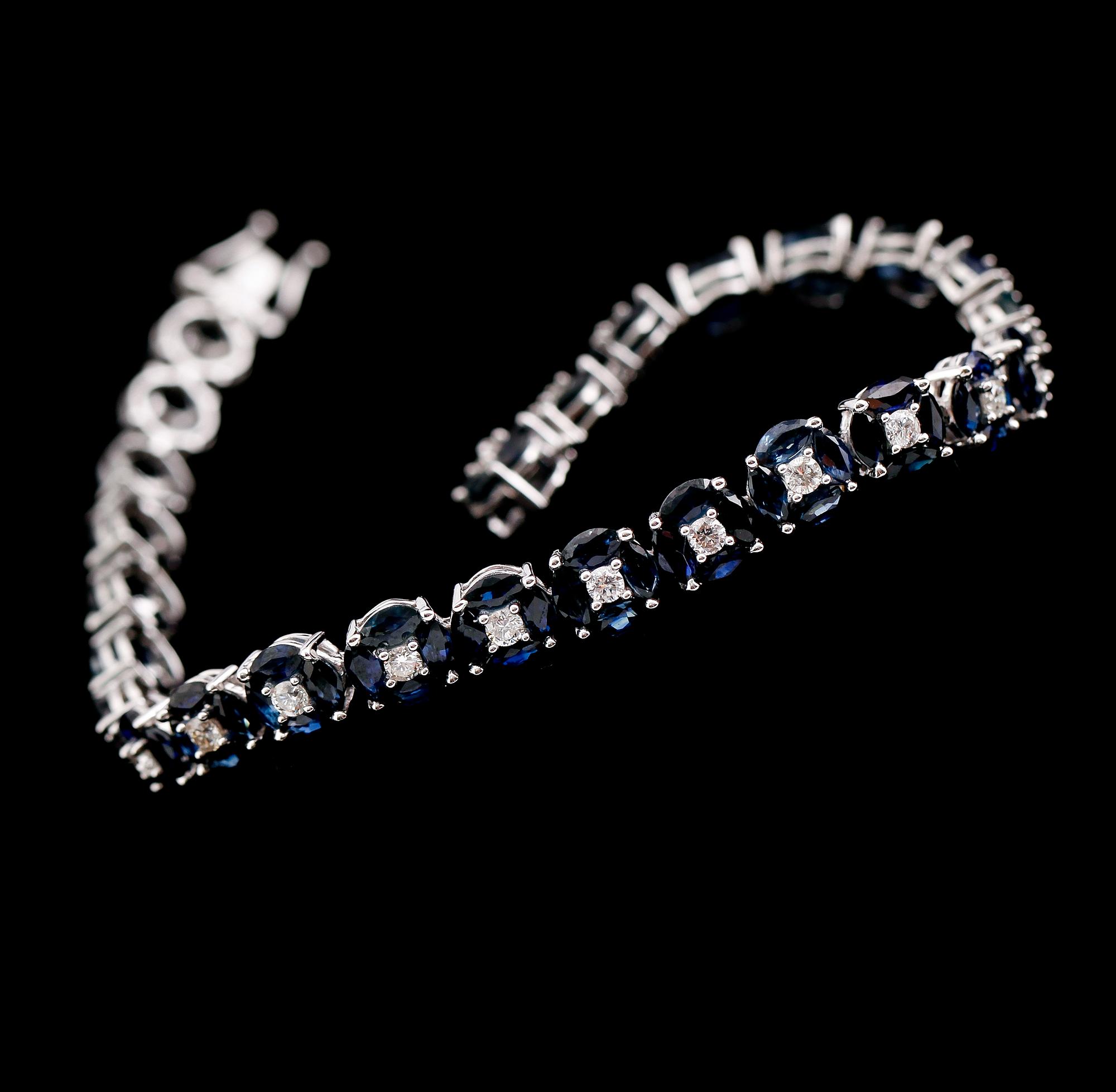 ARMBAND, 18 k vitguld, briljantslipade diamanter tot ca 1.21 ct, navettslipade safirer tot ca 11.16 ct.