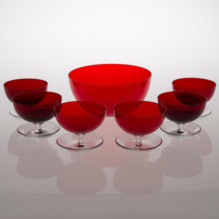 A Finnish glass serving bowl and a set of six footed dessert bowls from Nuutajärvi. Design year 1952.