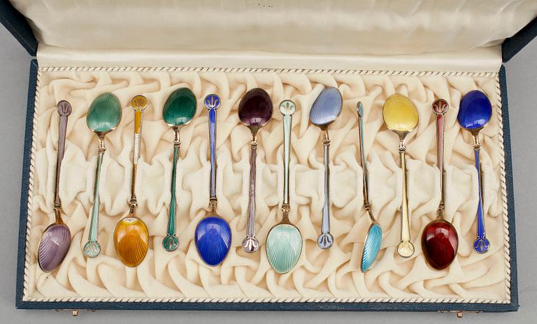 MOCKASKEDAR, 12 st, sterling silver, emalj, David Andersen, Oslo. Tot ca 100 gram.