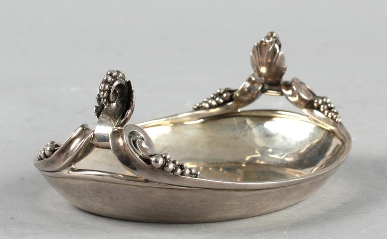 NÅLFAT, sterlingsilver, Georg Jensen, Köpenhamn 1920-30-tal, nr 341. Vikt c:a 220 g.