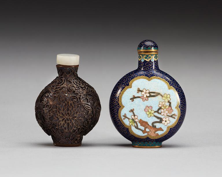 SNUSFLASKOR, två stycken, cloisonne resp metall. Qing dynasty.