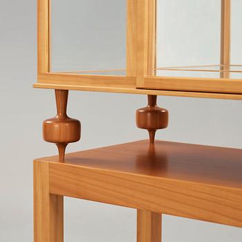 Josef Frank, vitrinskåp, Firma Svenskt Tenn, modell 2077.