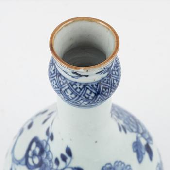 A blue and white porcelian vase, Qing dynasty, 18th Century.