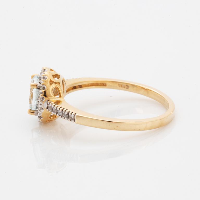Ring med fasettslipad ljus akvamarin och briljantslipade diamanter.