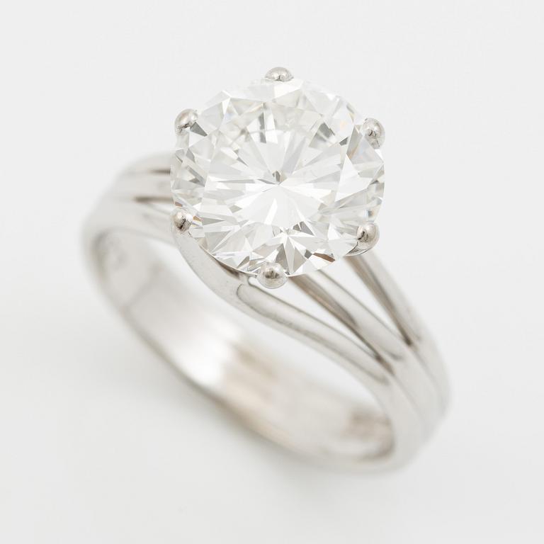 A ring in 18K white gold set with a round brilliant-cut diamond.
