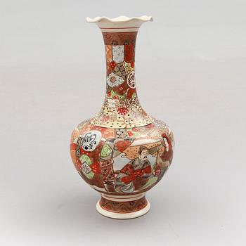 VAS, porslin, Japan, Satsuma, 1900-talets första hälft.
