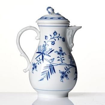 A coffeepot, sugarbowl, creamjug and a strainer, 'Zwiebelmuster', Meissen, Germany.