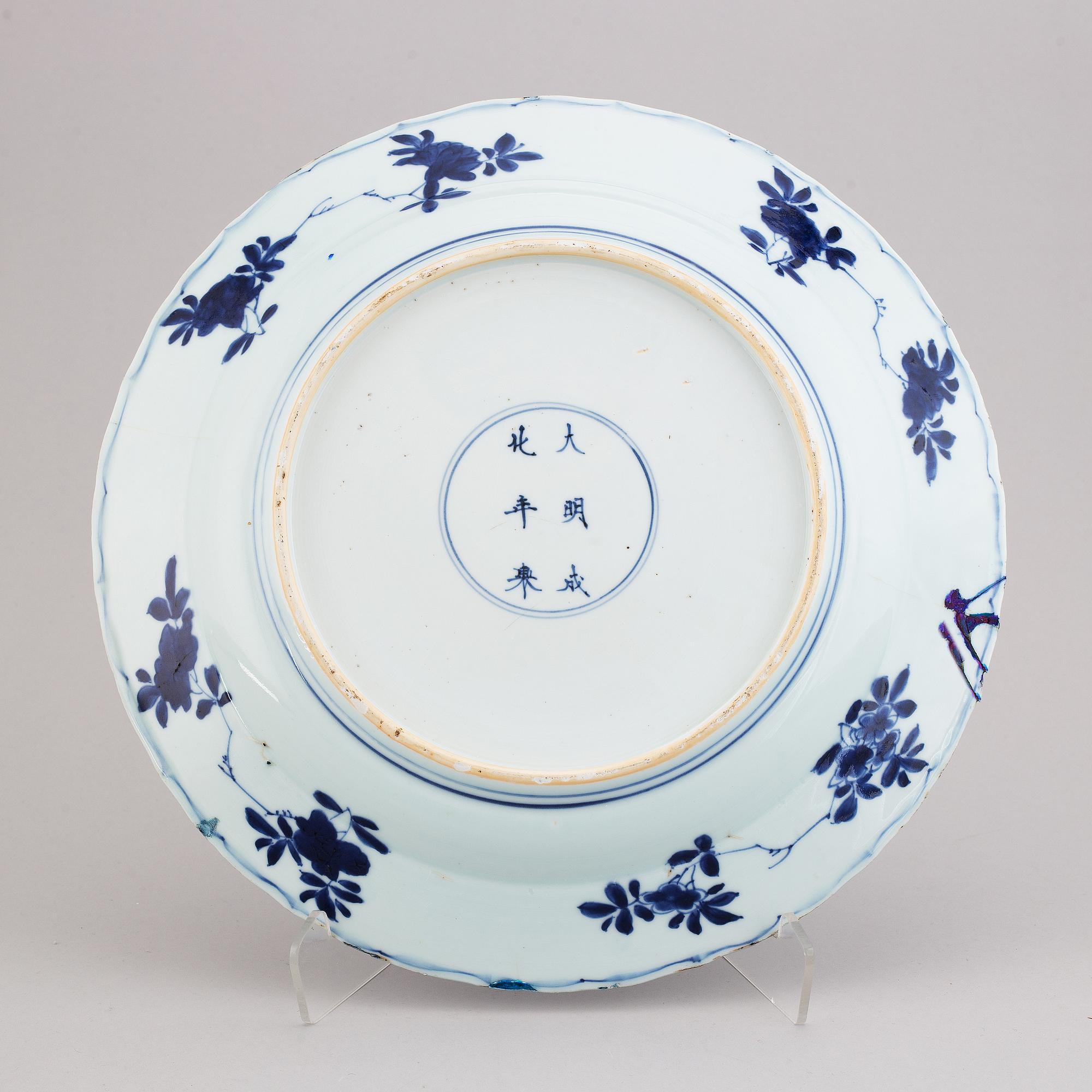 A blue and white serving dish, Qing dynasty,  Kangxi (1662-1722).