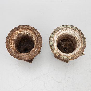 A pair of garden urns, 20th century.
