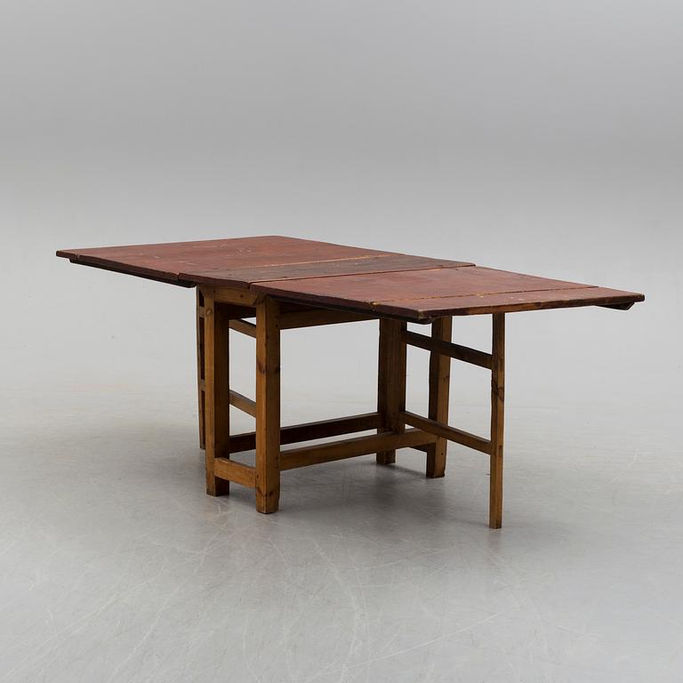 A first half of the 19th century gate leg table.