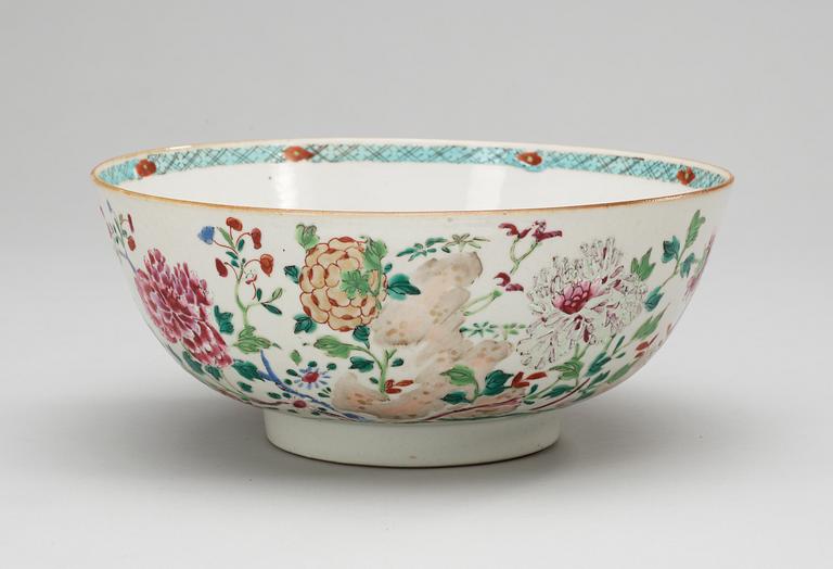 A Chinese Qianlong (1736-95) bowl.