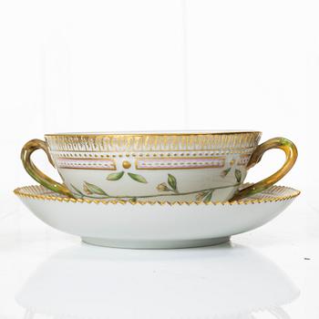 Buljongkoppar med fat, sex stycken, porslin. Royal Copenhagen, 'Flora Danica', Danmark, 1900-tal.