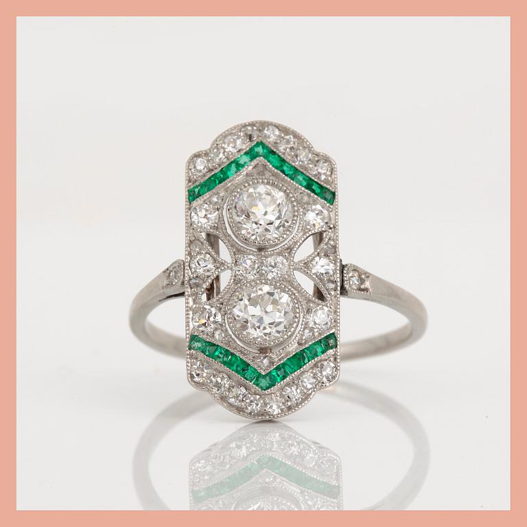 RING, Art Deco, troligen platina, med olika slipade diamanter, tot ca 0,81 ct och smaragder. Total vikt ca 3,95 g.