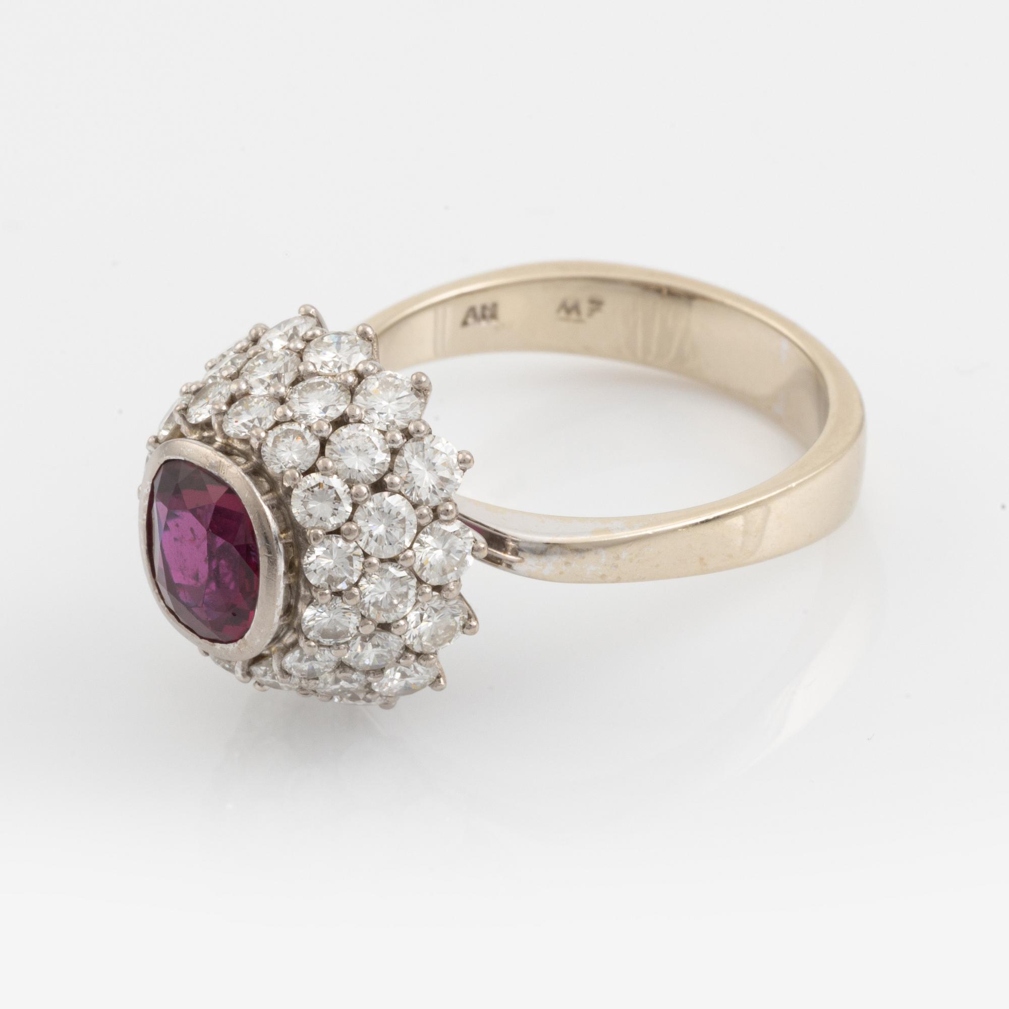 Ring 18K guld med en fasettslipad rubin samt runda briljantslipade diamanter.
