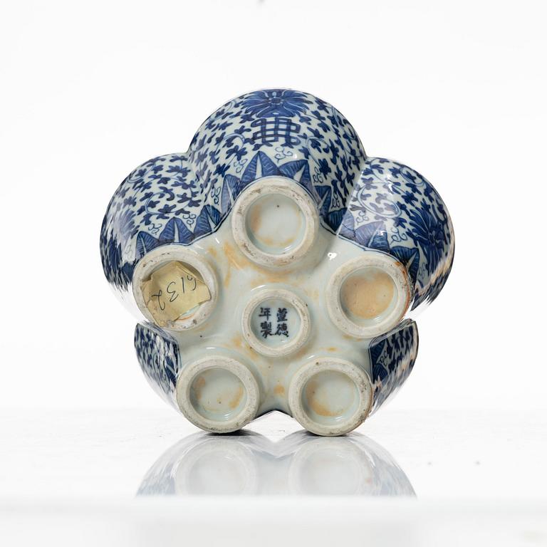 A blue and white tulip vase, Qing dynasty, circa 1900.