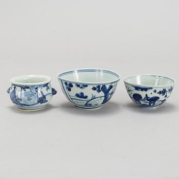 Two blue and white bowls and a censer, Ming dynasty (1368-1644).