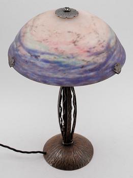 BORDSLAMPA, patinerad metall och glas, jugend, Muller Fres, Lunéville, Frankrike, omkring år 1900.