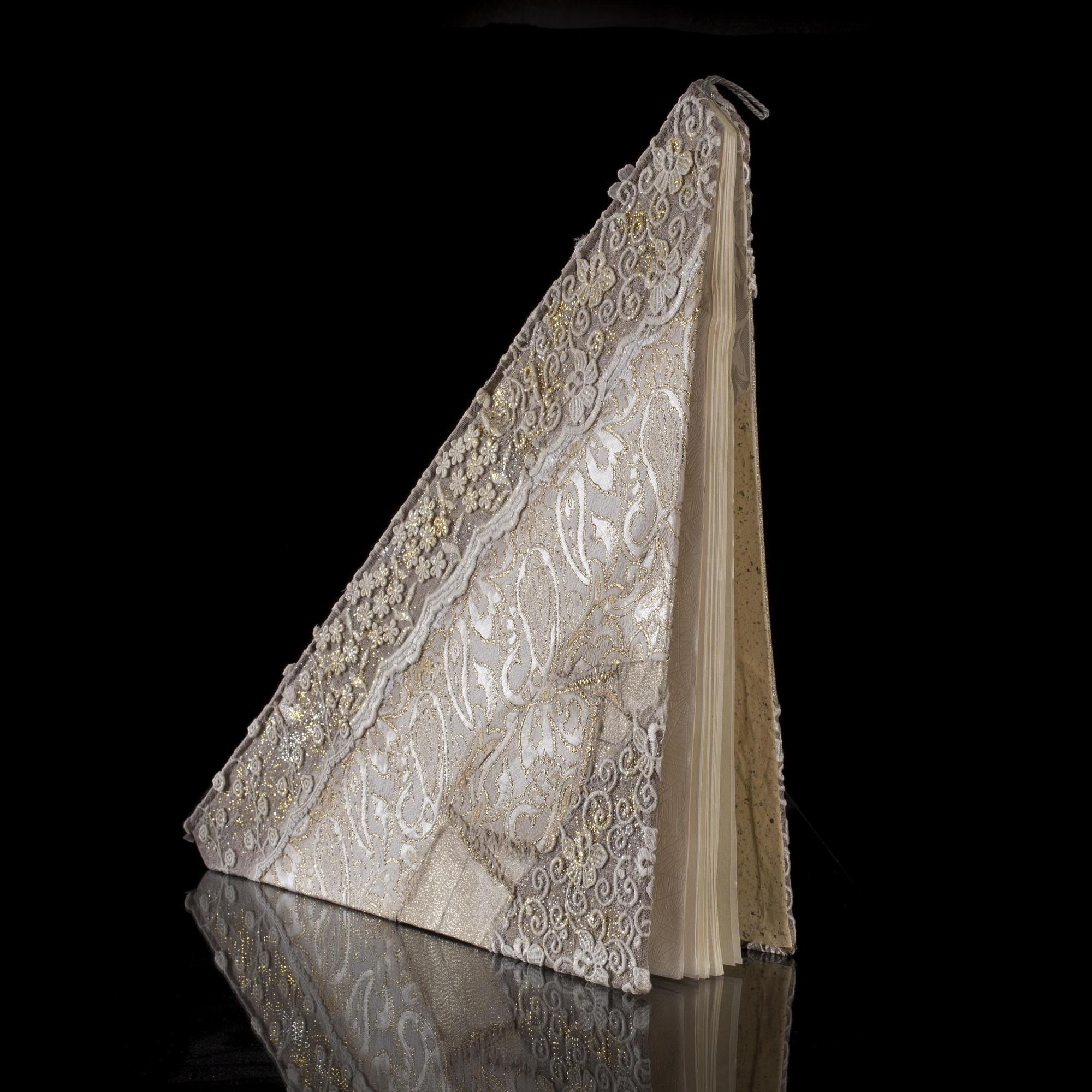 ELINA LIIKANEN
"Stor spetsbok"
Bok.