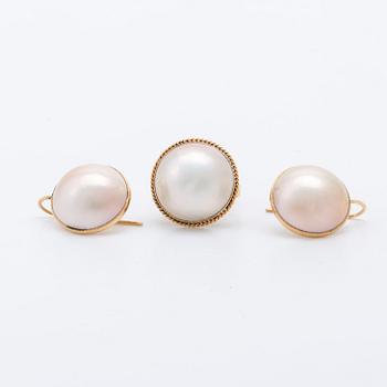 Ring and earrings 18K gold with mabé pearls approx 20 mm, ring size approx 52.