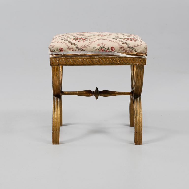 TABURETT, sengustaviansk, omkring sekelskiftet 1800.
