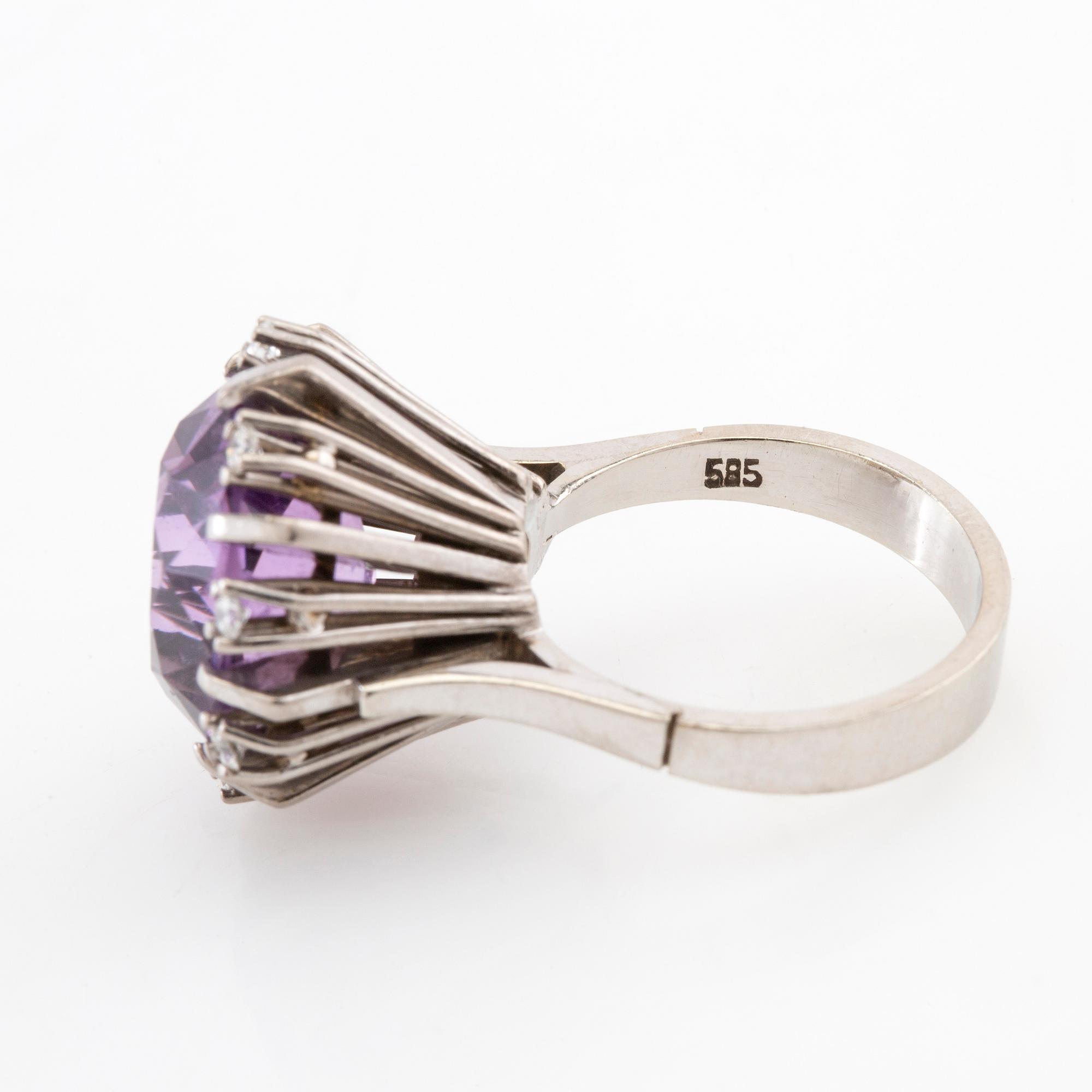 Ring/Cocktailring 14K vitguld med en ovalt fasetterad ametist och runda briljantslipade diamanter.