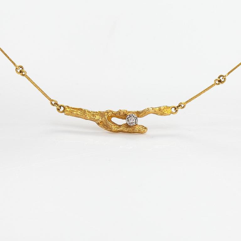 Björn Weckström, An 18K gold necklace "Diamond bud" with a ca. 0.02 tc diamond. Lapponia 1982.