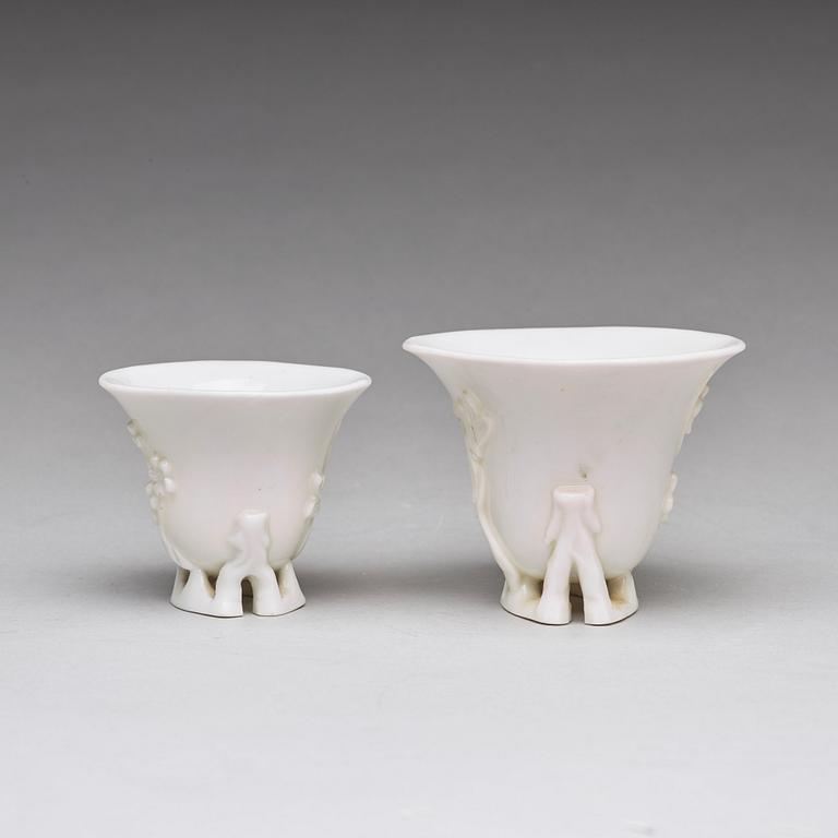 VINOFFERBÄGARE, två stycken, blanc de chine. Qingdynastin, Kangxi (1662-1722).
