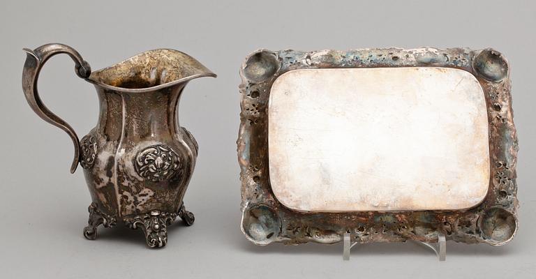 BRICKA samt GRÄDDKANNA, silver, rokokostil. GEWE Malmö 1949 resp otydl mästarstämpel Stockholm 1847. Tot ca 450 g.